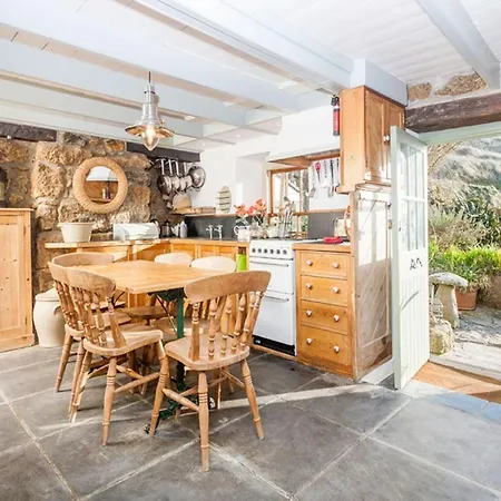 Whitebreakers, Cottage, Garden, Sea-views, Amazing Location By Holiday home *