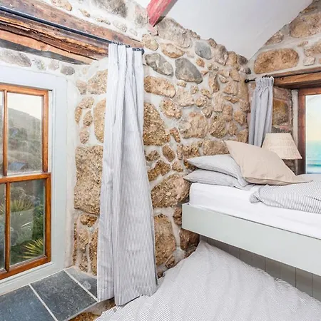 Holiday home Whitebreakers, Cottage, Garden, Sea-views, Amazing Location By Sennen