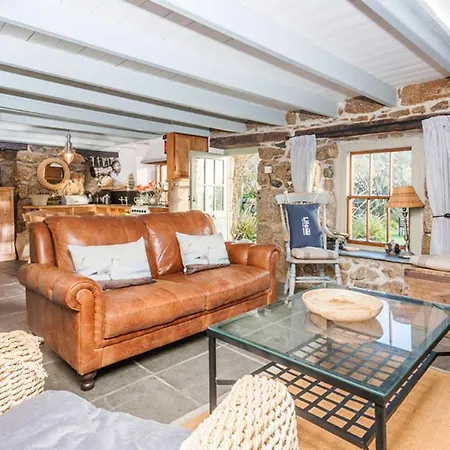 Whitebreakers, Cottage, Garden, Sea-views, Amazing Location By Holiday home *