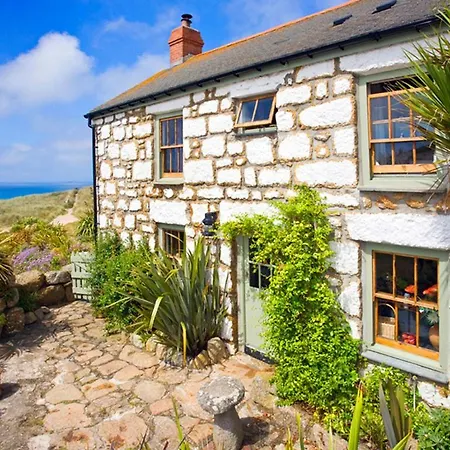 Whitebreakers, Cottage, Garden, Sea-views, Amazing Location By *